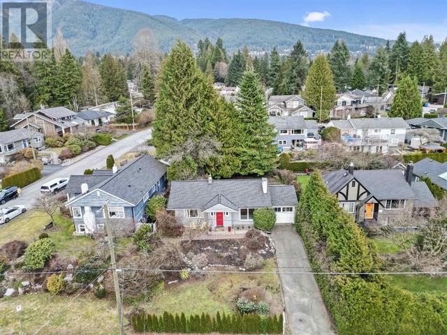 3380 Edgemont Boulevard, House detached with 4 bedrooms, 2 bathrooms and 3 parking in North Vancouver BC | Image 2