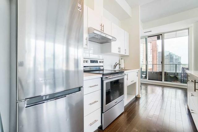 1909 - 111 Elizabeth St, Condo with 2 bedrooms, 2 bathrooms and 1 parking in Toronto ON | Image 3