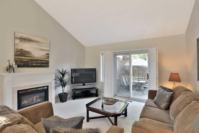 1 - 223 Rebecca St, Townhouse with 2 bedrooms, 3 bathrooms and 1 parking in Oakville ON | Image 3