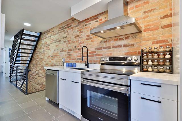 236 Grace St, House semidetached with 5 bedrooms, 5 bathrooms and 2 parking in Toronto ON | Image 2