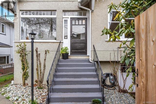 1652 Begbie St, House detached with 6 bedrooms, 3 bathrooms and 3 parking in Victoria BC | Image 2