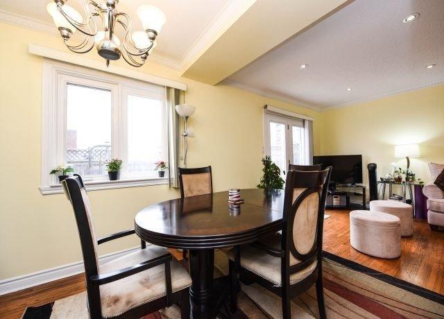 11 Townhouse Cres, Townhouse with 3 bedrooms, 2 bathrooms and 2 parking in Brampton ON | Image 3