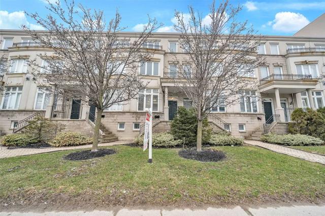 66f Finch Ave W, Townhouse with 3 bedrooms, 3 bathrooms and 2 parking in Toronto ON | Card Image