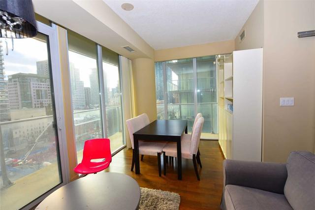 1003 - 126 Simcoe St, Condo with 2 bedrooms, 2 bathrooms and 1 parking in Toronto ON | Image 5