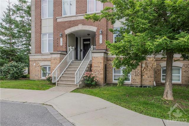 a - 722 Chapman Mills Drive, House attached with 2 bedrooms, 3 bathrooms and 1 parking in Ottawa ON | Image 2