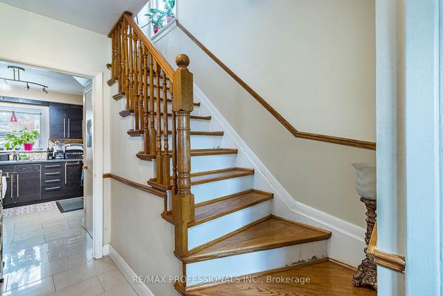 17 Wadsworth Blvd, House detached with 3 bedrooms, 2 bathrooms and 3 parking in Toronto ON | Image 8