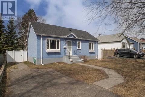 212 Rupert St, House detached with 2 bedrooms, 1 bathrooms and null parking in Thunder Bay ON | Card Image