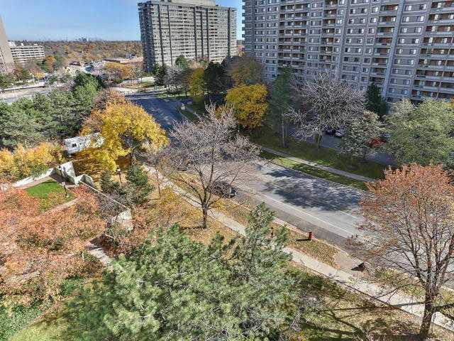 809 - 3590 Kaneff Cres, Condo with 3 bedrooms, 2 bathrooms and 2 parking in Mississauga ON | Image 2