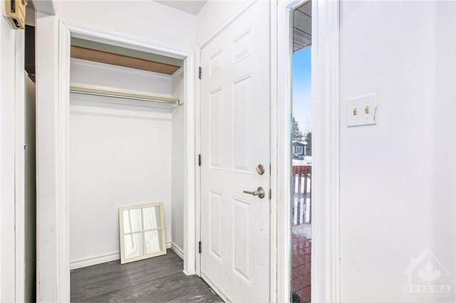 334 Tulip Crescent, Townhouse with 4 bedrooms, 2 bathrooms and 3 parking in Ottawa ON | Image 4
