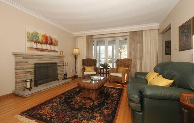 44 Gracey Blvd, House detached with 3 bedrooms, 2 bathrooms and 2 parking in Toronto ON | Image 4