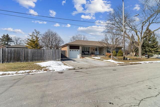 61 Coral Gable Dr, House detached with 3 bedrooms, 2 bathrooms and 8 parking in Toronto ON | Image 12
