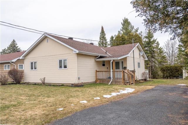 705 James Street, House detached with 3 bedrooms, 1 bathrooms and 3 parking in Cornwall ON | Image 1