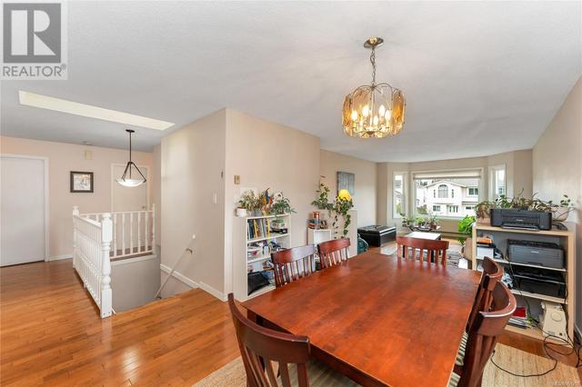 1560 Prairie St, House detached with 7 bedrooms, 3 bathrooms and 3 parking in Saanich BC | Image 8