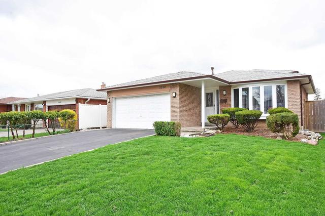 3260 Oakglade Cres, House detached with 3 bedrooms, 3 bathrooms and 4 parking in Mississauga ON | Card Image
