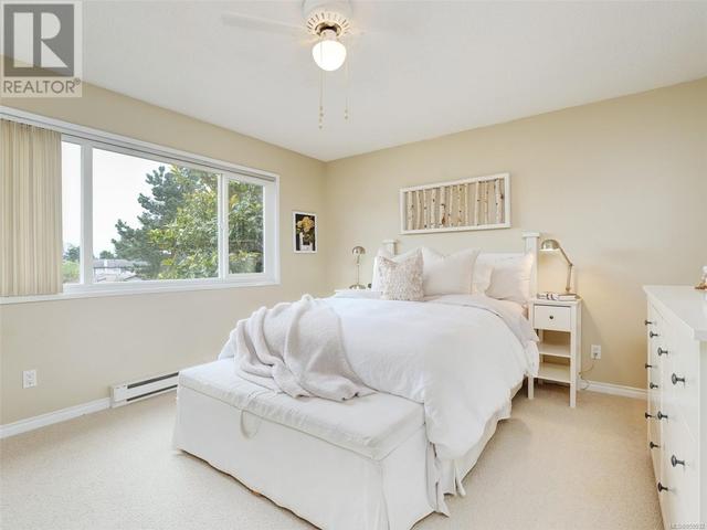 732 Viaduct Ave E, House detached with 4 bedrooms, 3 bathrooms and 4 parking in Saanich BC | Image 18