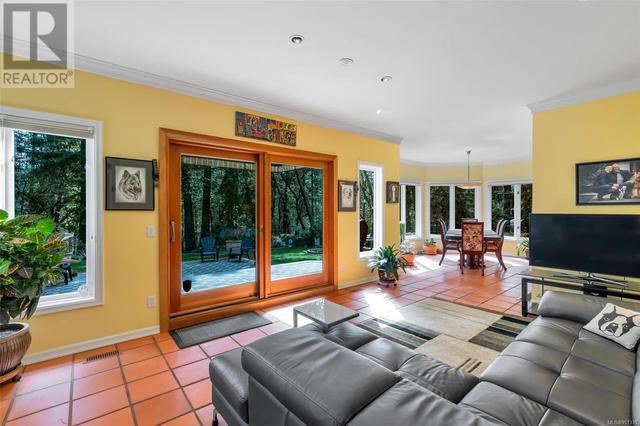 4533 Pheasantwood Terr, House detached with 3 bedrooms, 3 bathrooms and 6 parking in Saanich BC | Image 16