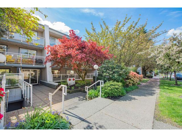 202 - 550 Royal Avenue, Condo with 2 bedrooms, 1 bathrooms and null parking in New Westminster BC | Card Image