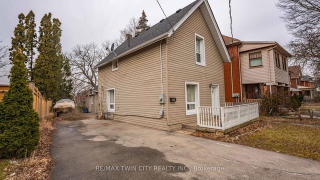 151 Erie Ave, House detached with 4 bedrooms, 2 bathrooms and 2 parking in Brantford ON | Image 14