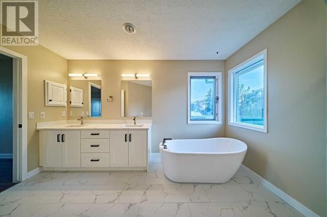 2811 Signal Hill Drive Sw, House detached with 4 bedrooms, 3 bathrooms and 4 parking in Calgary AB | Image 26