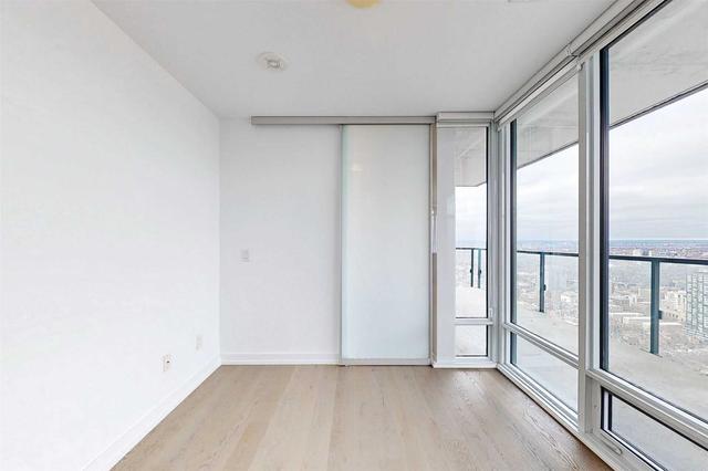 4216 - 488 University Ave, Condo with 3 bedrooms, 2 bathrooms and 1 parking in Toronto ON | Image 5