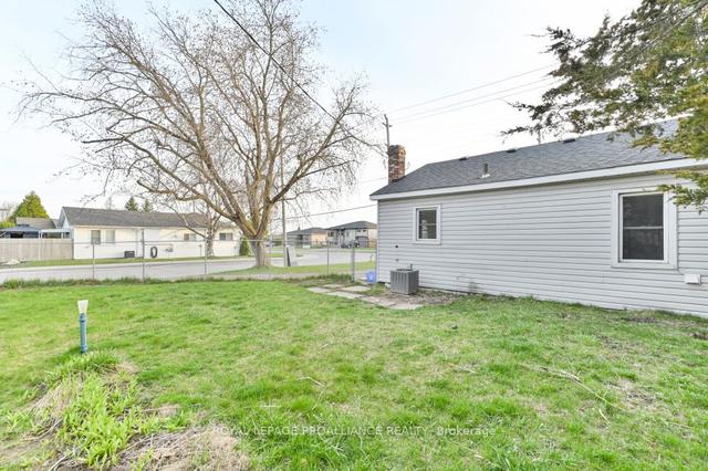 119 Centre St, House detached with 2 bedrooms, 1 bathrooms and 13 parking in Belleville ON | Image 13