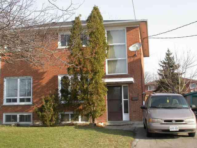 3639 Anniversary Rd, House semidetached with 3 bedrooms, 1 bathrooms and 4 parking in Mississauga ON | Image 1