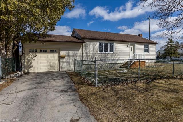 906 St. Mary's Street, House detached with 2 bedrooms, 1 bathrooms and null parking in Peterborough ON | Image 1
