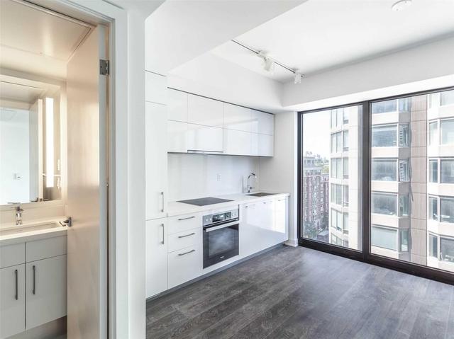 1013 - 188 Cumberland St, Condo with 1 bedrooms, 1 bathrooms and 0 parking in Toronto ON | Image 2