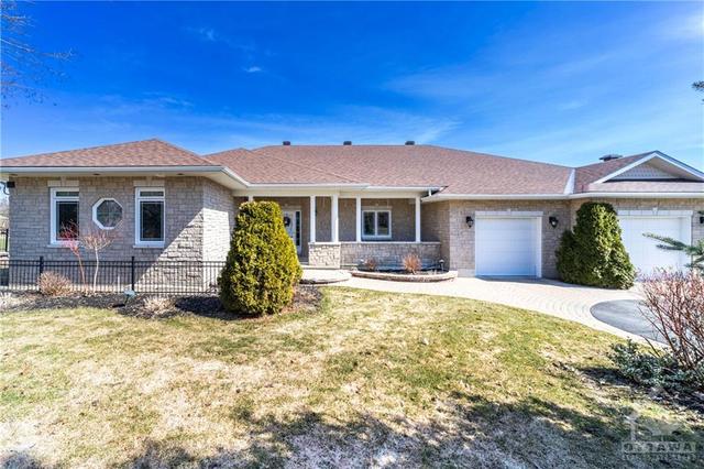 6635 Stillwood Drive, House detached with 3 bedrooms, 3 bathrooms and 8 parking in Ottawa ON | Image 2