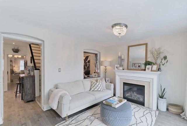 100 Belgravia Ave, House detached with 3 bedrooms, 1 bathrooms and 1 parking in Toronto ON | Image 3