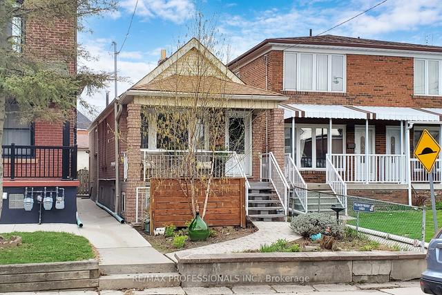 218 Boon Ave, House detached with 2 bedrooms, 1 bathrooms and 2 parking in Toronto ON | Image 1