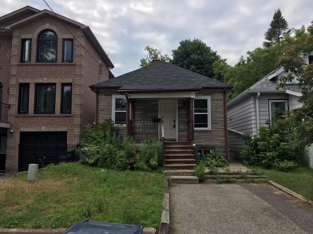 132 King Edward Ave, House detached with 2 bedrooms, 1 bathrooms and 1 parking in Toronto ON | Image 2