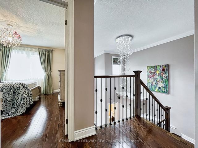 84 Mancini Cres, House detached with 4 bedrooms, 5 bathrooms and 6 parking in Richmond Hill ON | Image 2