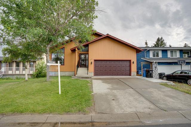 12 Castlefall Grove Ne, House detached with 6 bedrooms, 4 bathrooms and 4 parking in Calgary AB | Image 2