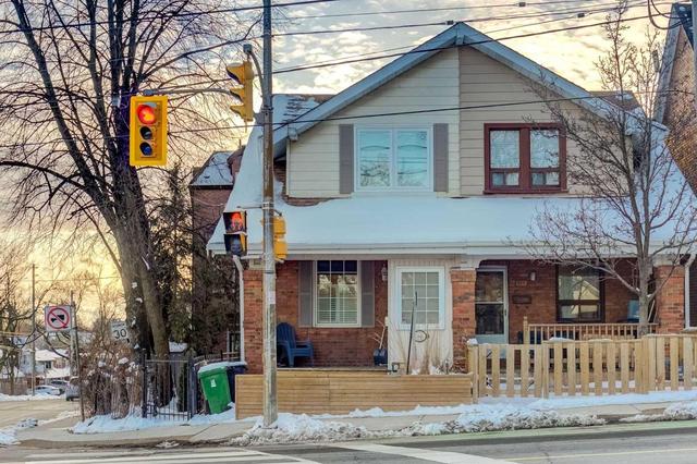 568 Woodbine Ave, House semidetached with 2 bedrooms, 3 bathrooms and 1 parking in Toronto ON | Image 1