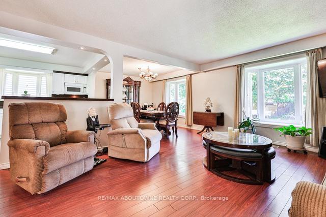 908 Partridge Dr, House detached with 2 bedrooms, 2 bathrooms and 6 parking in Burlington ON | Image 2