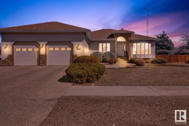 5116 53 Av, House detached with 4 bedrooms, 3 bathrooms and null parking in Mundare AB | Image 1