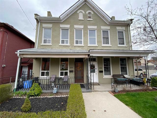 234 Macnab St N, House semidetached with 3 bedrooms, 2 bathrooms and 2 parking in Hamilton ON | Image 1