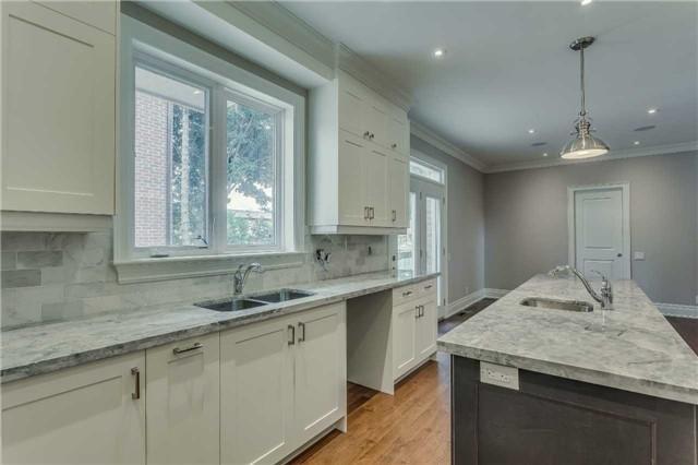 109 Burncrest Dr, House detached with 4 bedrooms, 5 bathrooms and 2 parking in Toronto ON | Image 8