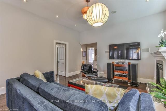 785 Queens Ave, House detached with 3 bedrooms, 2 bathrooms and 2 parking in London ON | Image 3