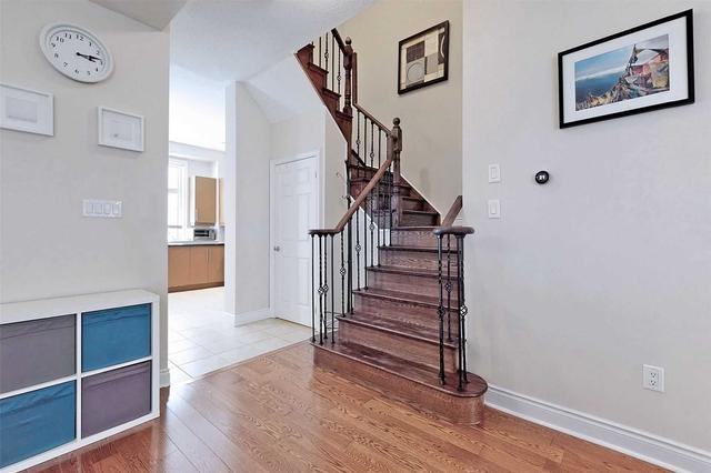 63 Legends Way, Townhouse with 3 bedrooms, 3 bathrooms and 4 parking in Markham ON | Image 2