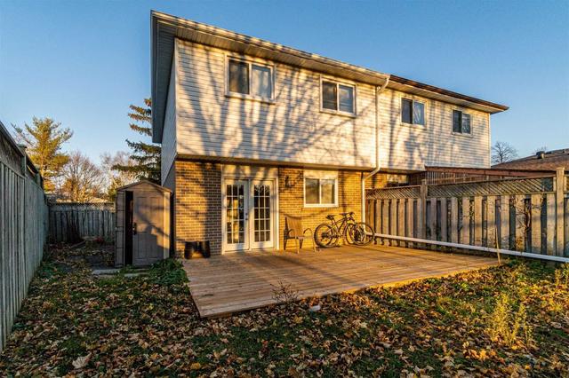 325 Hollyberry Tr, House semidetached with 4 bedrooms, 1 bathrooms and 2 parking in Toronto ON | Image 6