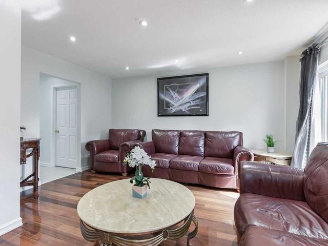 12 New Seabury Dr, House detached with 3 bedrooms, 2 bathrooms and 3 parking in Vaughan ON | Image 3
