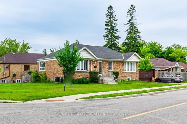 43 Dewey Dr, House detached with 3 bedrooms, 2 bathrooms and 4 parking in Toronto ON | Image 2
