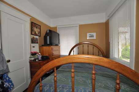 34 Peter St N, House detached with 2 bedrooms, 2 bathrooms and 1 parking in Mississauga ON | Image 5