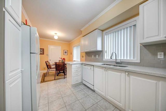 251 Mcbride Cres, House detached with 4 bedrooms, 3 bathrooms and 4 parking in Newmarket ON | Image 2