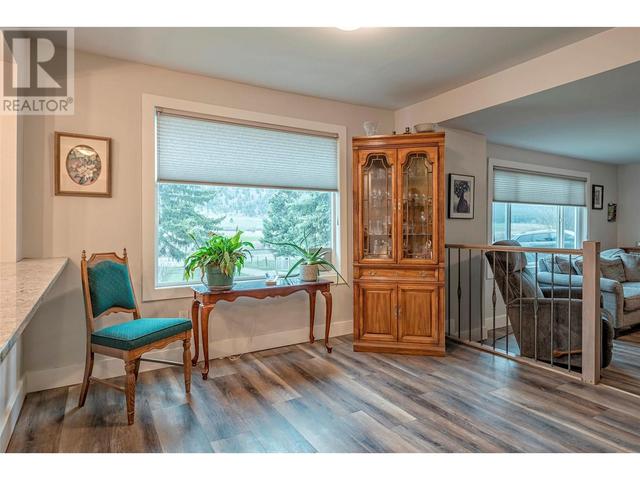 6449 97 Highway, House detached with 3 bedrooms, 2 bathrooms and null parking in Columbia Shuswap D BC | Image 10
