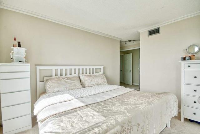 1106 - 18 Lee Centre Dr, Condo with 3 bedrooms, 2 bathrooms and 2 parking in Toronto ON | Image 2