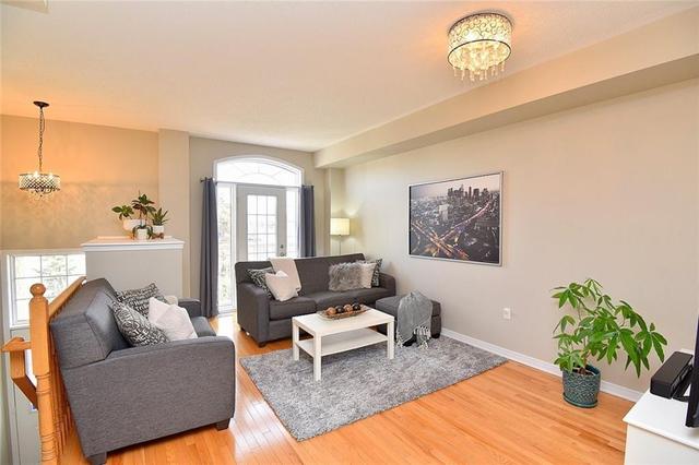 7157 Triumph Lane, House attached with 3 bedrooms, 2 bathrooms and 1 parking in Mississauga ON | Image 9