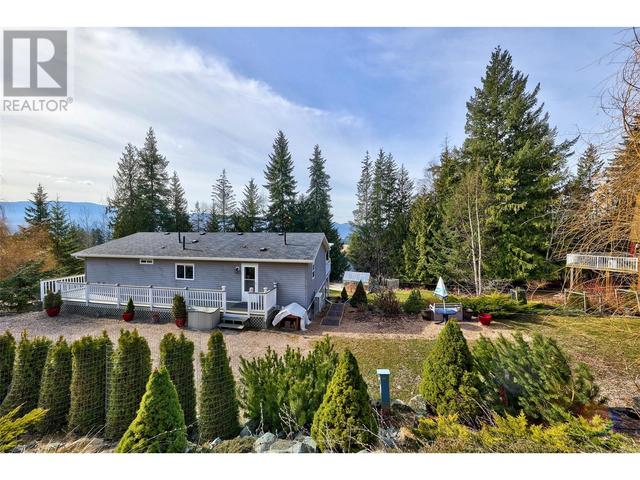 2715 Fraser Road, House other with 3 bedrooms, 3 bathrooms and 6 parking in Columbia Shuswap F BC | Image 4